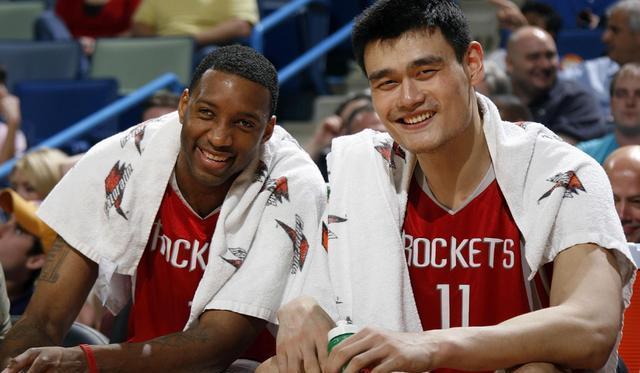 姚明NBA生涯35个精彩时刻，隔扣邓肯&背打奥尼尔领衔(姚明nba生涯集锦)