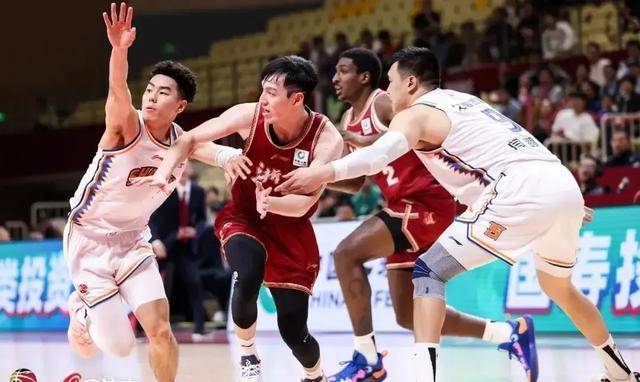包含从辽宁本钢12连胜看CBA争冠格局：广东新疆成最大对手的词条