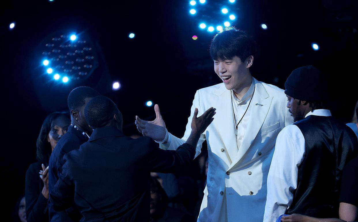 杨瀚森把勇士全队惹毛了那些嘲笑开拓者的人呢？(杨瀚森nba选秀顺位是多少)